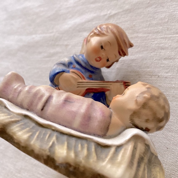Vintage Hummel Angel playing for Baby Jesus. - Picture 5 of 7